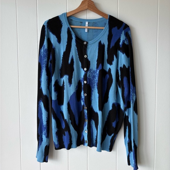 Blue Sky Blue Leopard Bamboo Cotton | Size XL - Picture 2 of 8